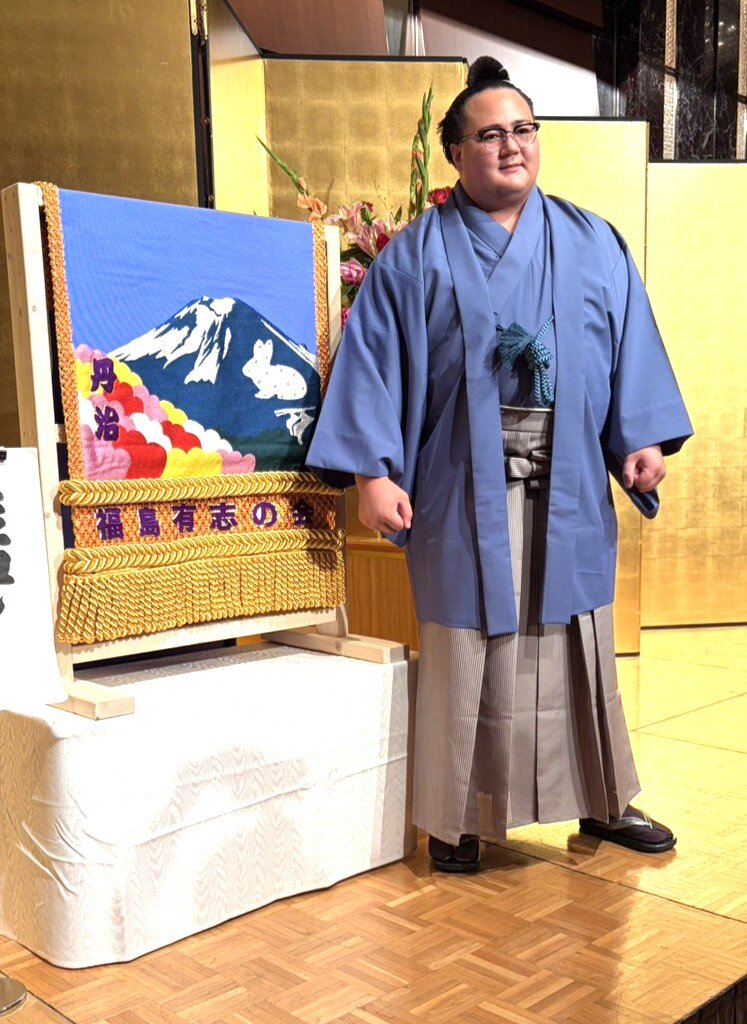 記念撮影に応じる丹治