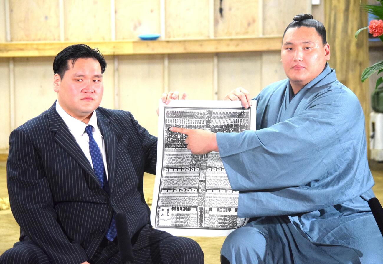 会見に臨んだ寿之富士（右）と伊勢ケ浜親方