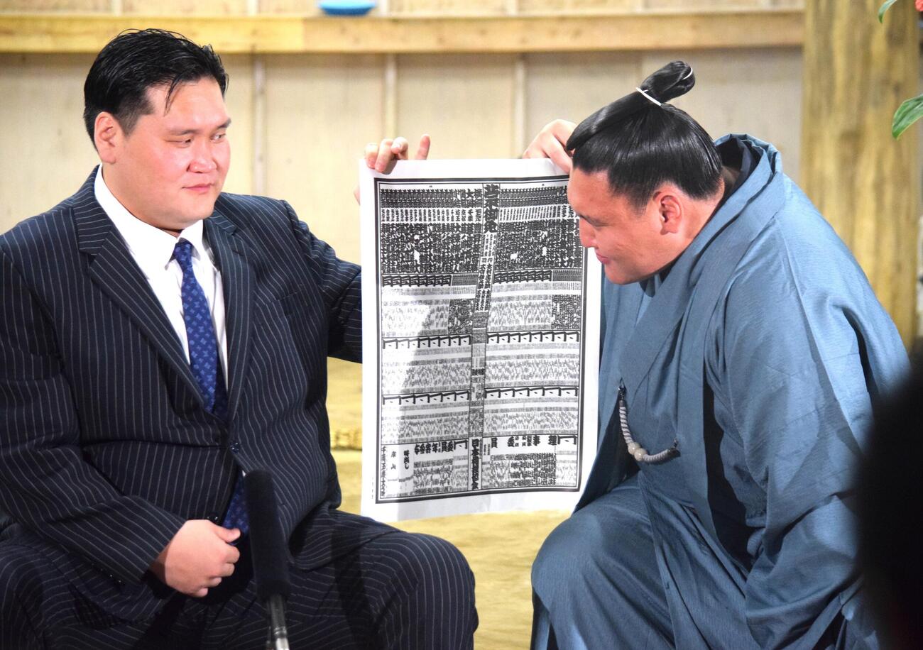 会見に臨んだ寿之富士（右）と伊勢ケ浜親方