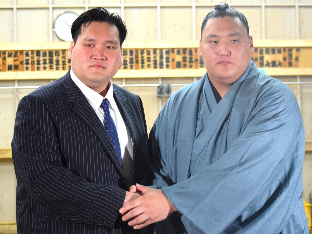 会見に臨んだ寿之富士（右）と伊勢ケ浜親方