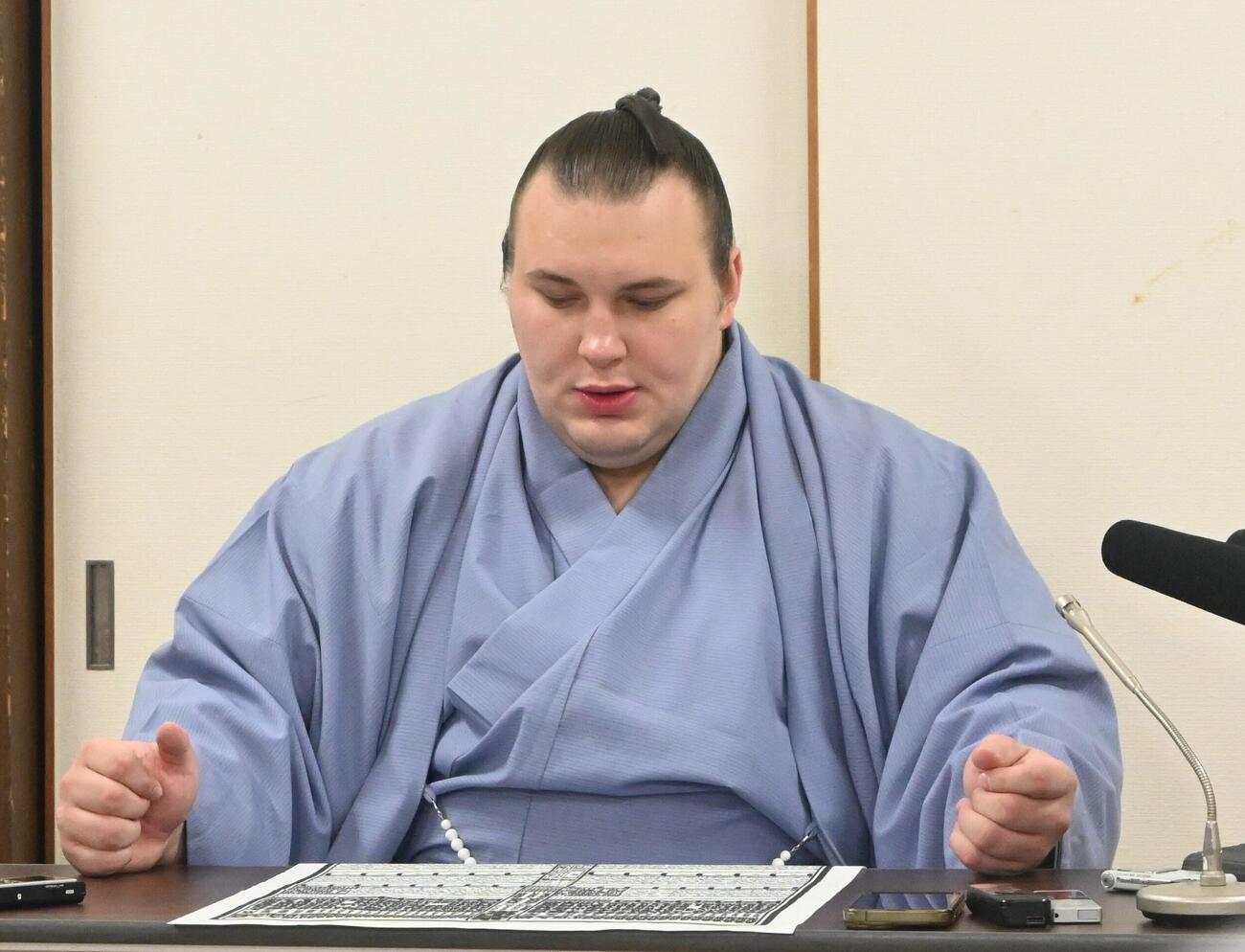 秋場所の番付表を見つめる安青錦