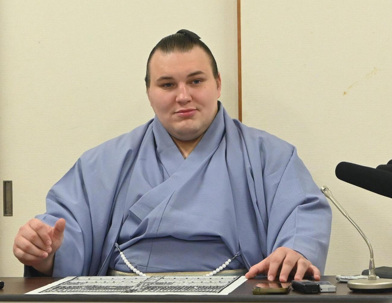 秋場所の番付発表会見に臨む安青錦