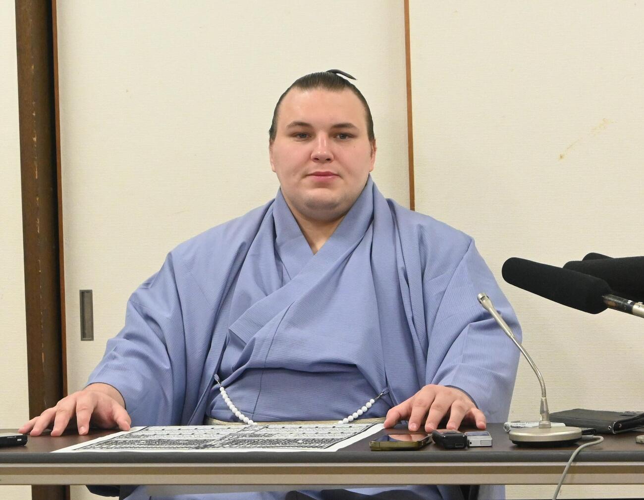 秋場所の番付発表会見に臨む安青錦