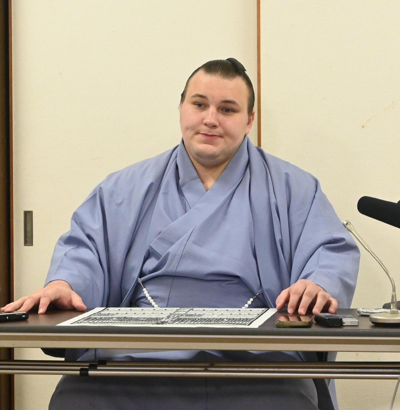 秋場所の番付発表会見に臨む安青錦