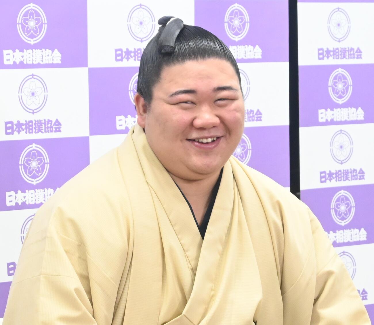 会見で笑顔を見せる新関脇の藤ノ川