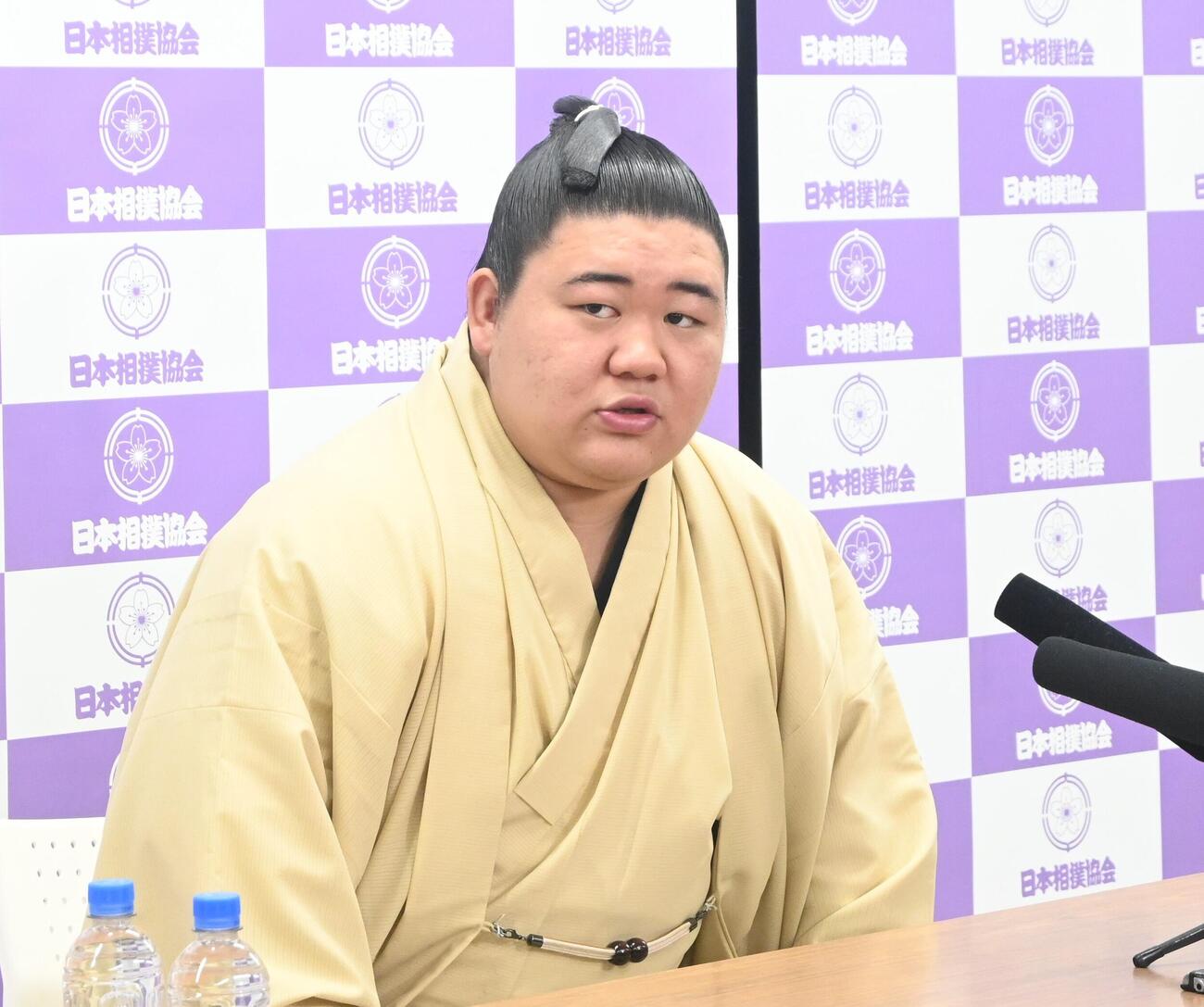 秋場所番付発表会見に臨む藤ノ川