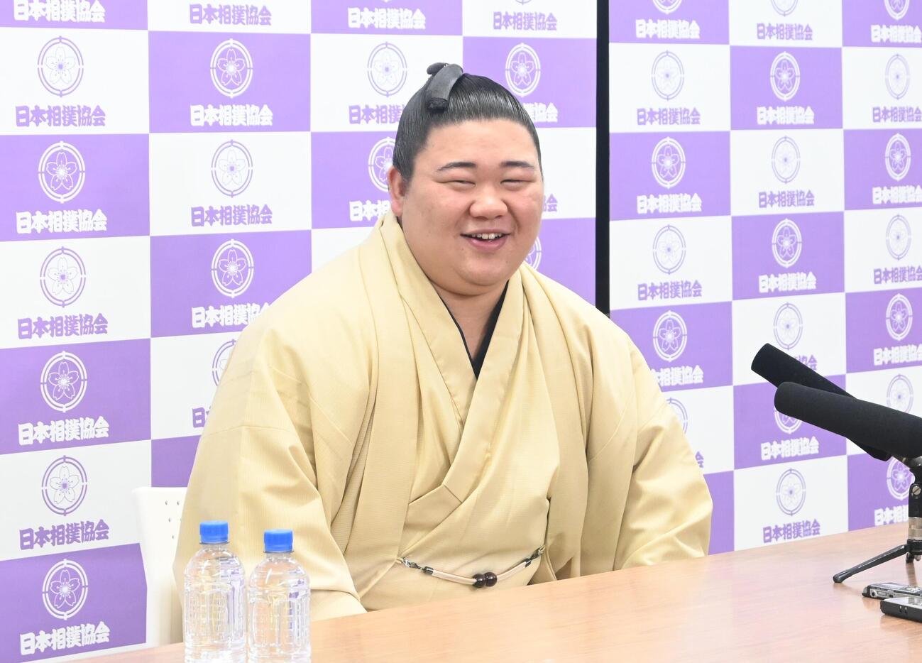 会見で笑顔を見せる新関脇の藤ノ川