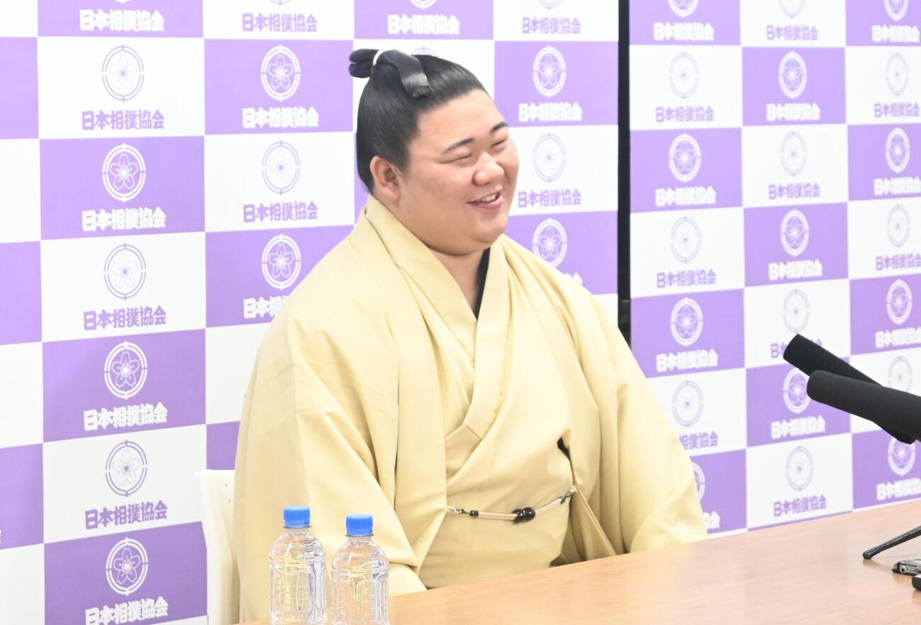 会見で笑顔を見せる関脇藤ノ川