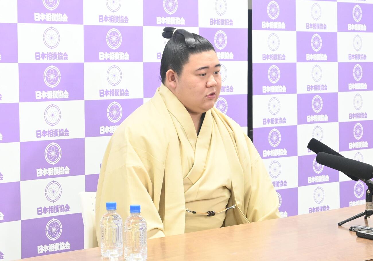 秋場所の番付発表会見に臨む新関脇の藤ノ川