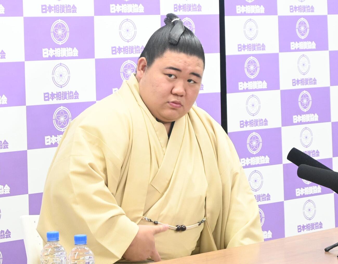 秋場所番付発表会見に臨む藤ノ川
