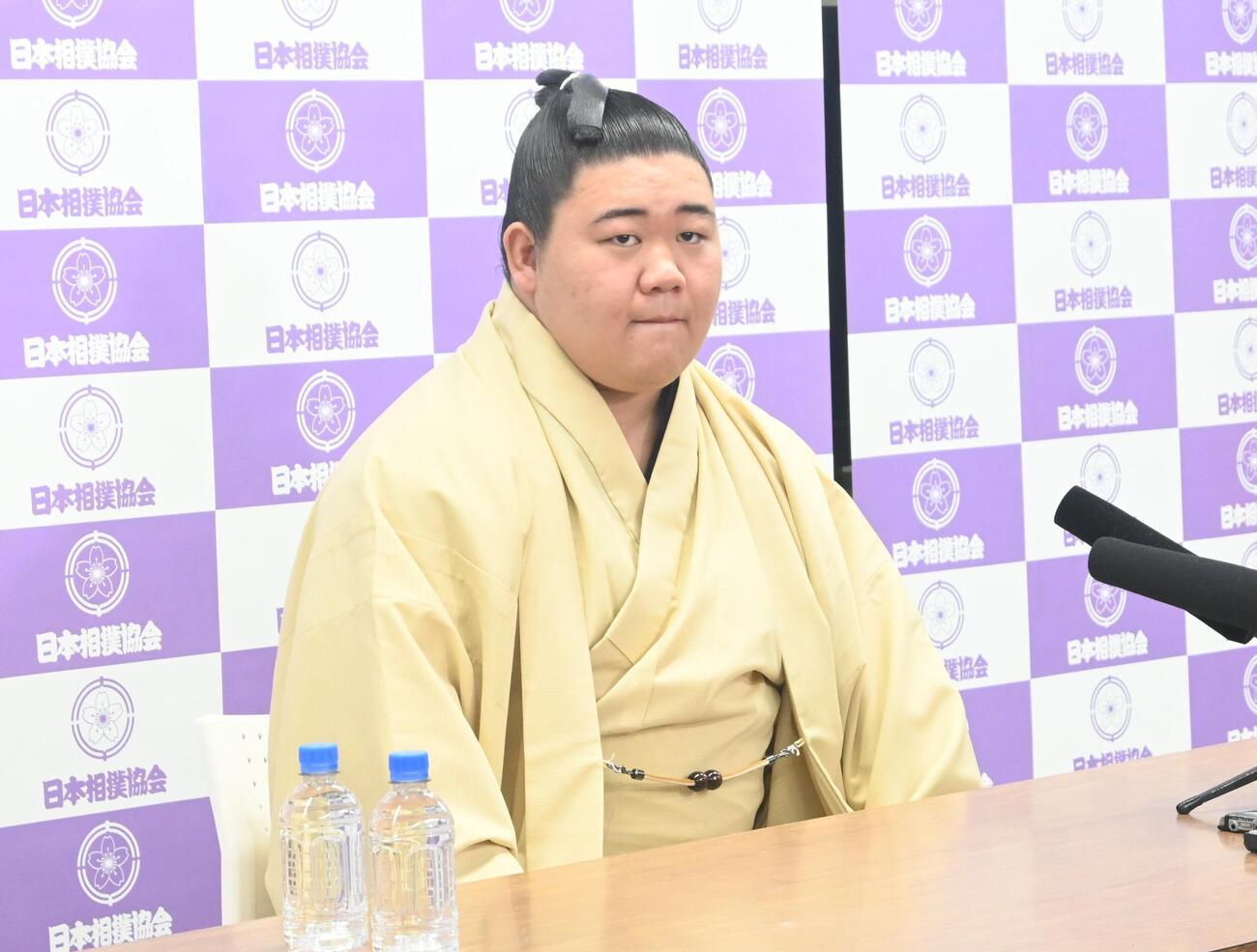 秋場所の番付発表会見に臨む新関脇の藤ノ川