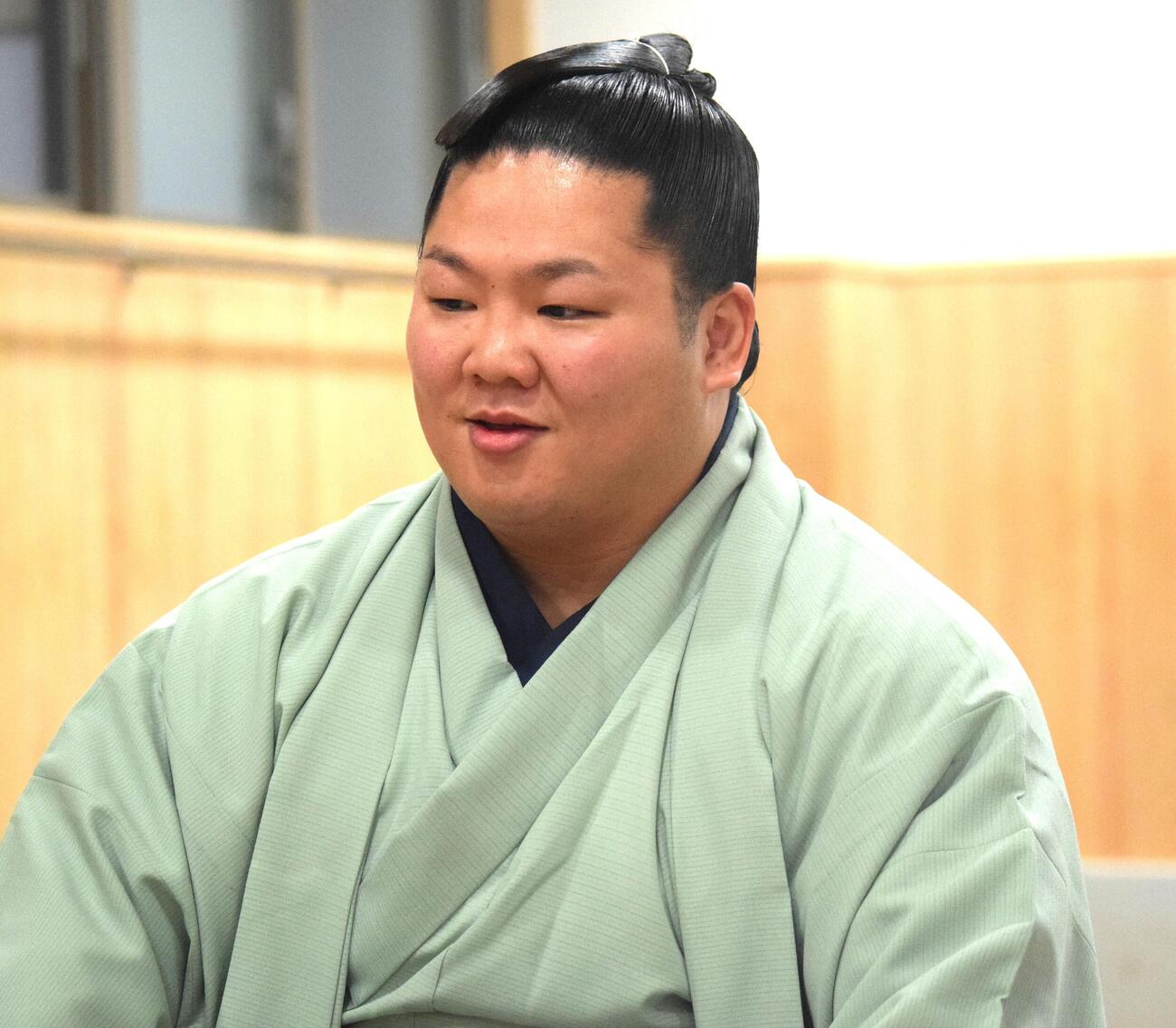 秋場所の番付発表会見で質問に答える朝翠龍