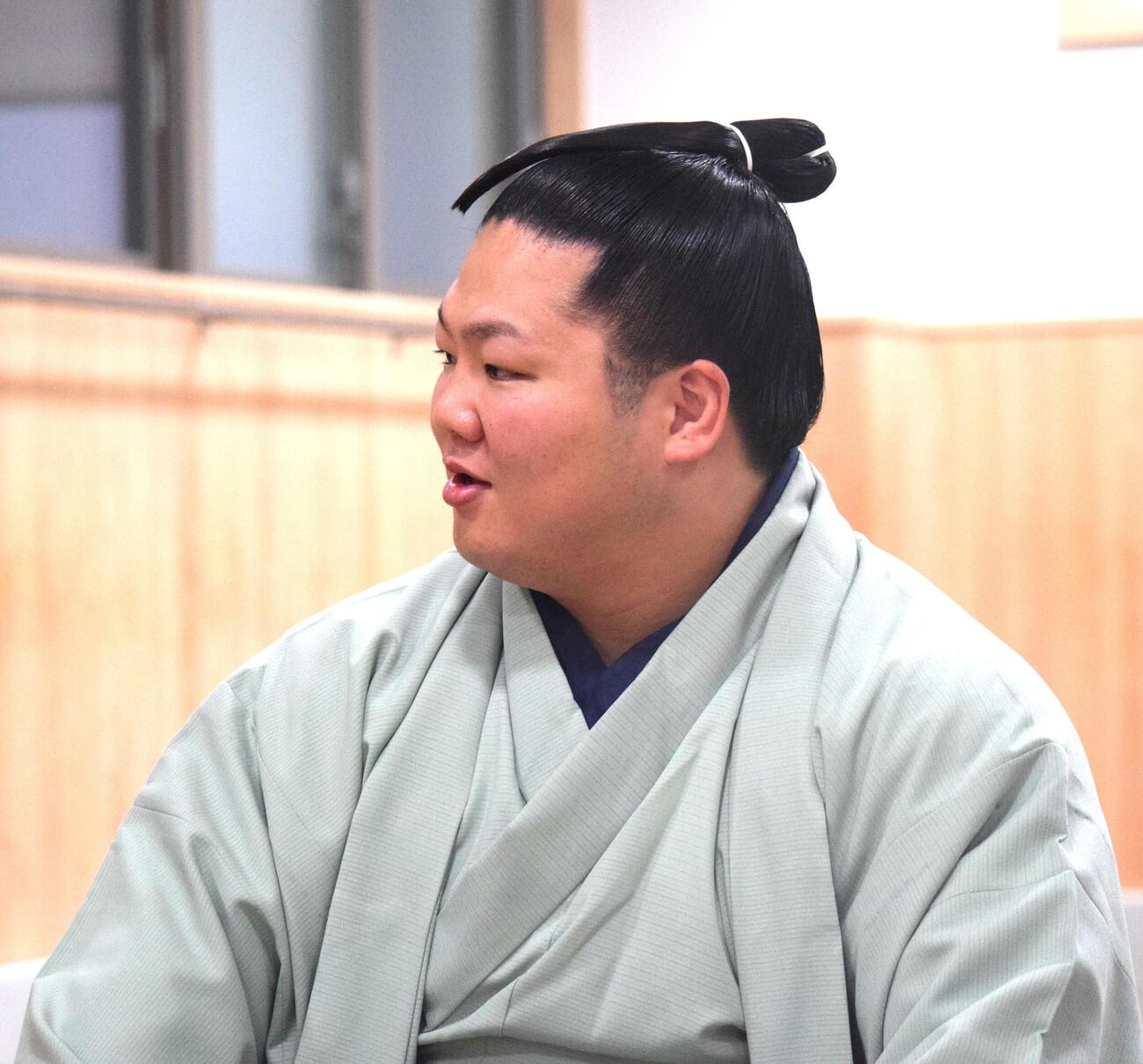 秋場所の番付発表会見で質問に答える朝翠龍