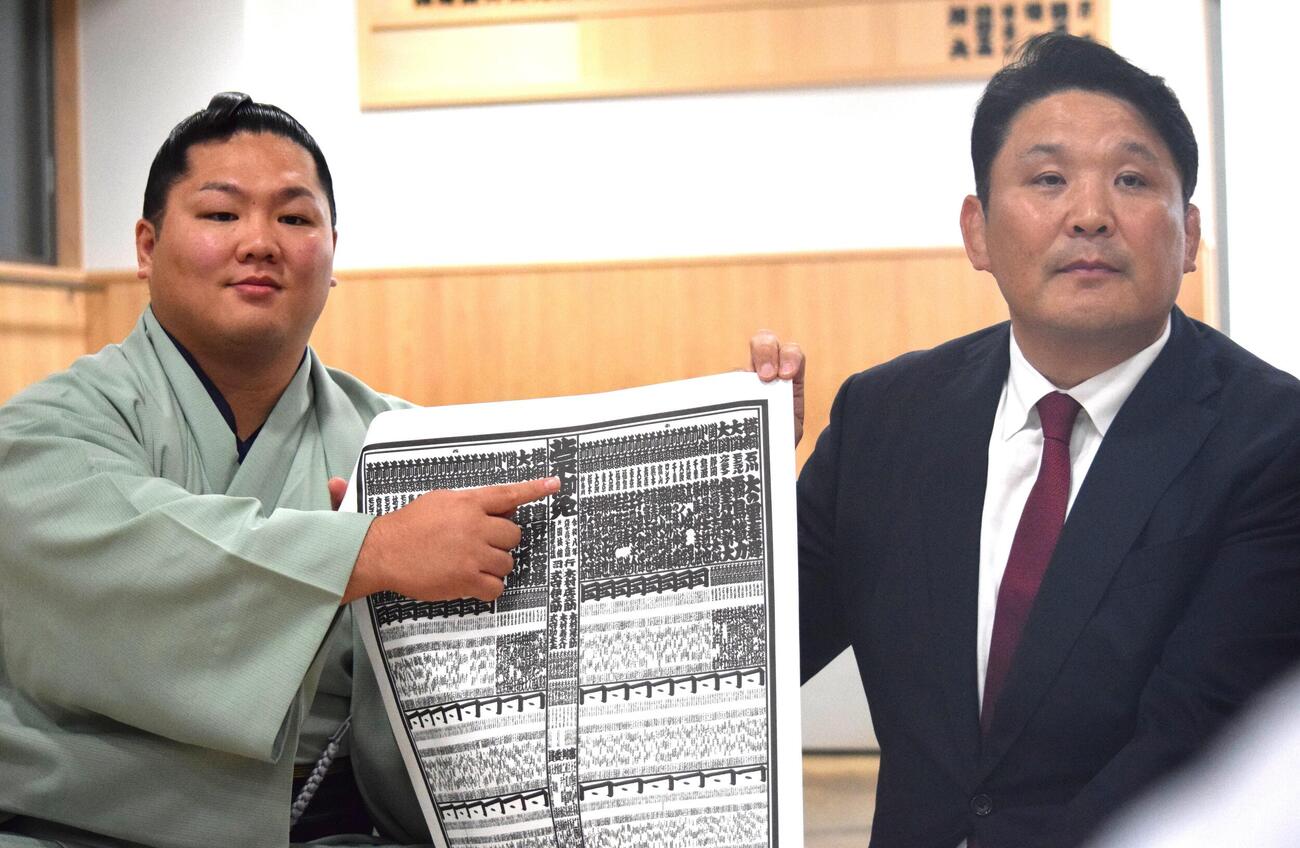 秋場所の番付発表会見を行う朝翠龍（左）と高砂親方