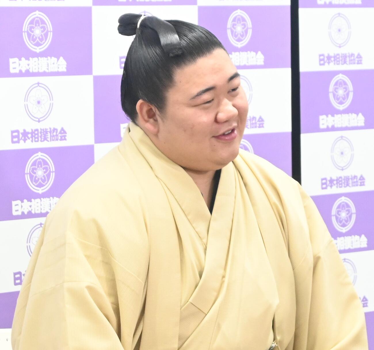 会見で笑顔を見せる新関脇の藤ノ川