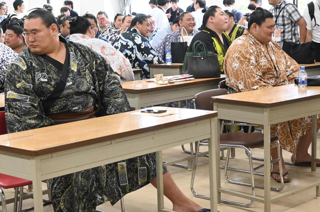 力士会に参加する横綱豊昇龍（左）と大の里