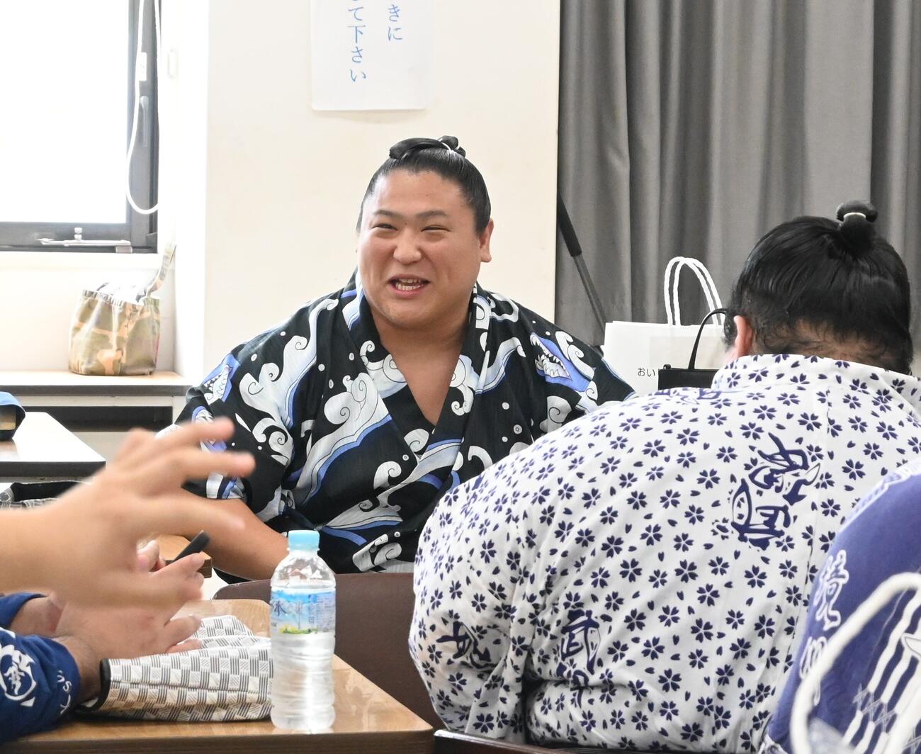 力士会に出席して笑顔を見せる若隆景