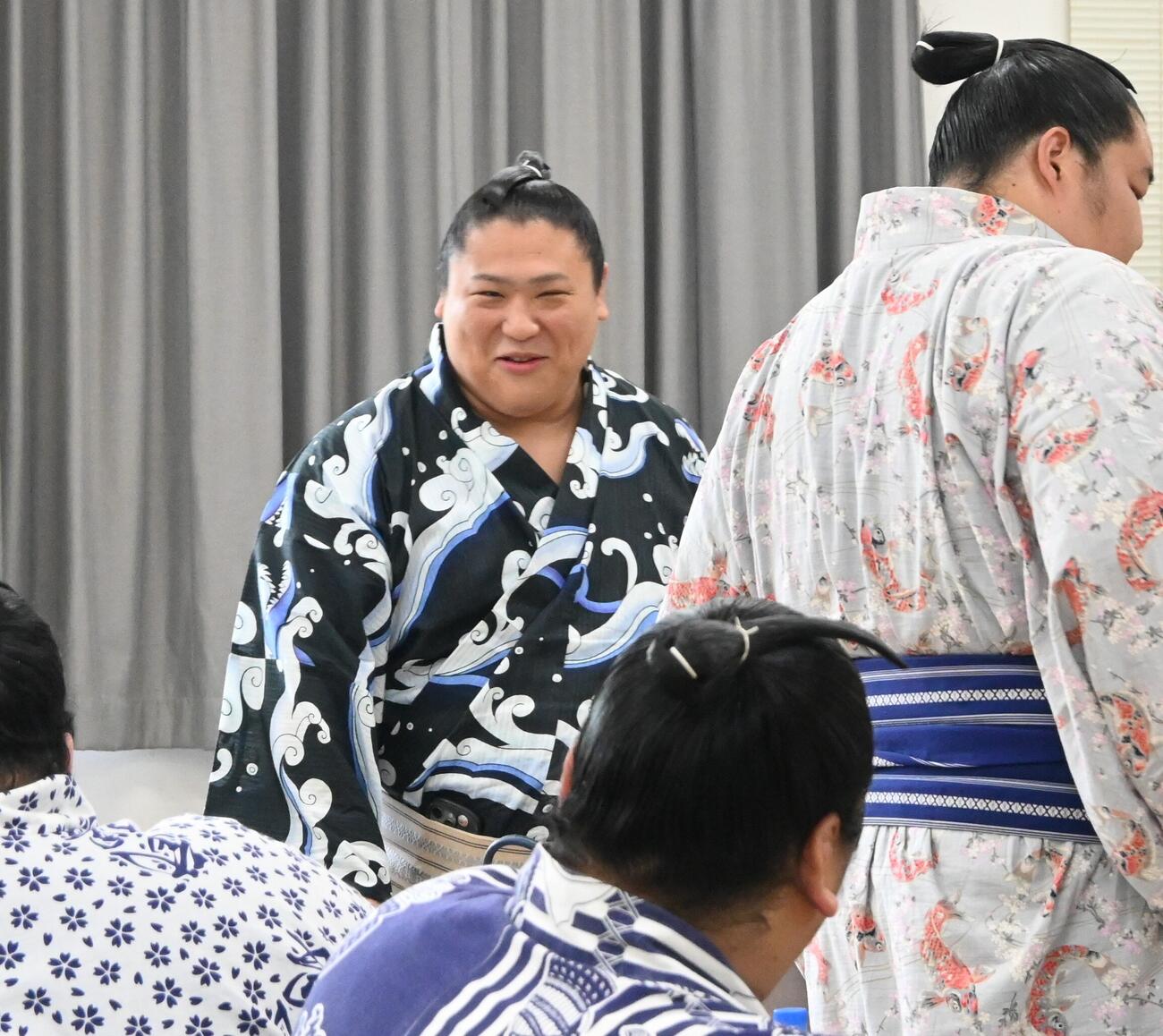 力士会に出席して談笑する若隆景