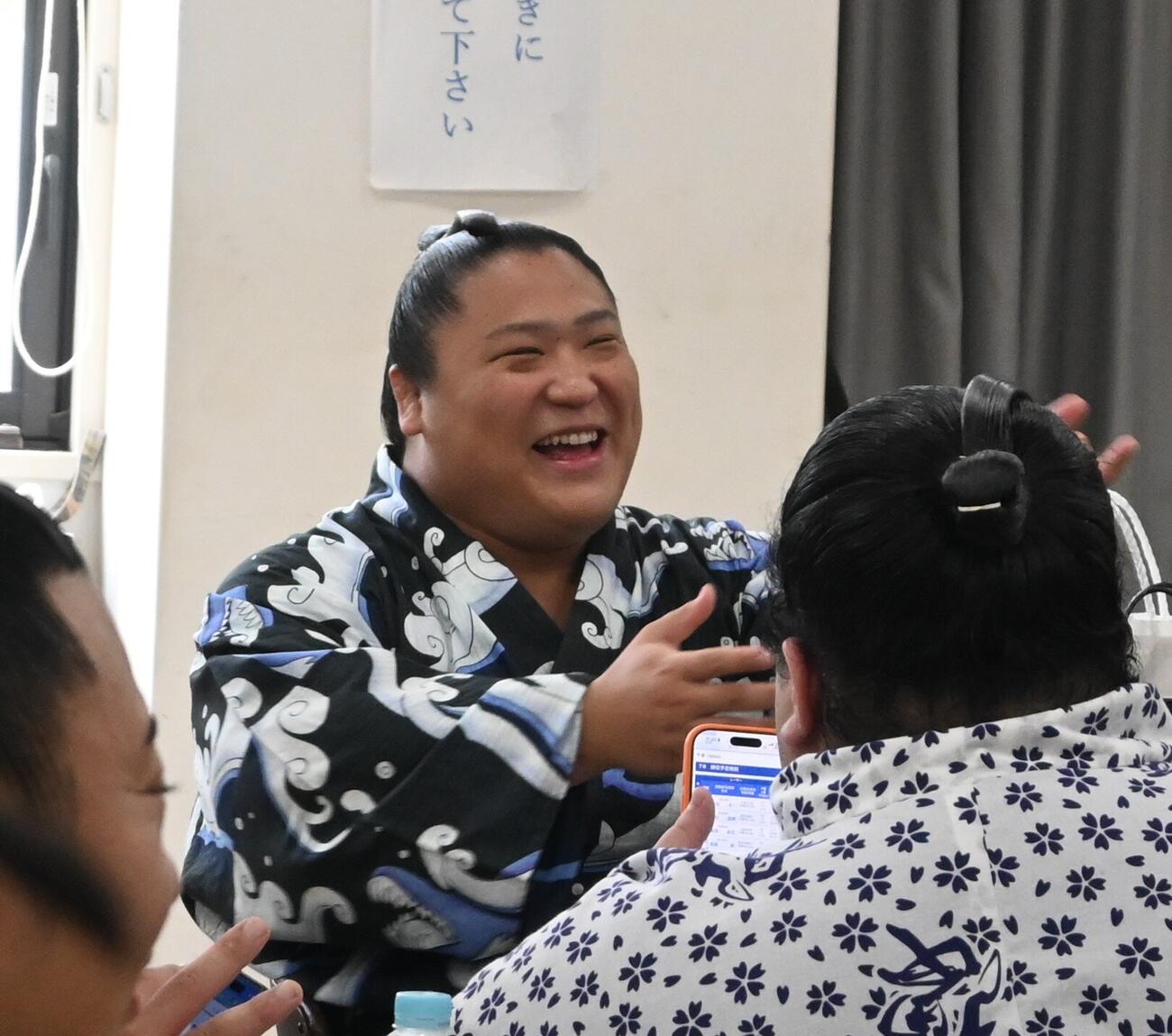 力士会に出席して笑顔を見せる若隆景