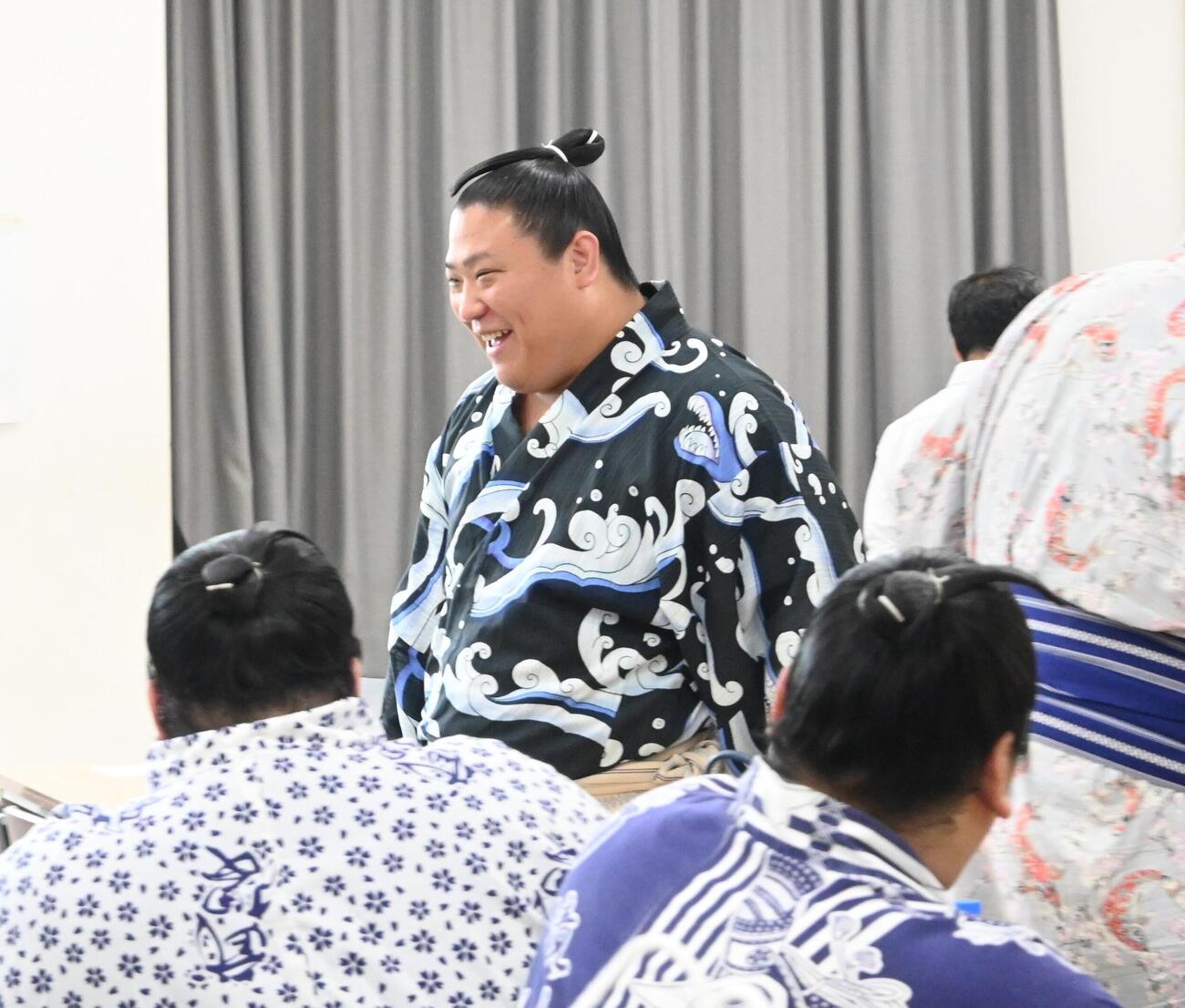 力士会に出席して談笑する若隆景