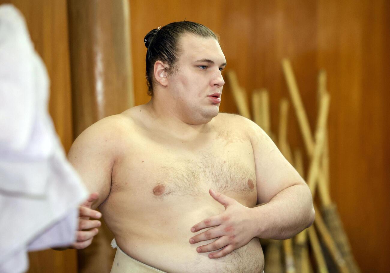 稽古総見で調整する安青錦（代表撮影）