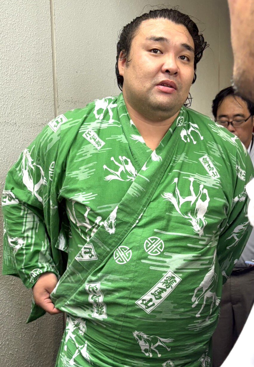 稽古総見後に取材に応じる霧島