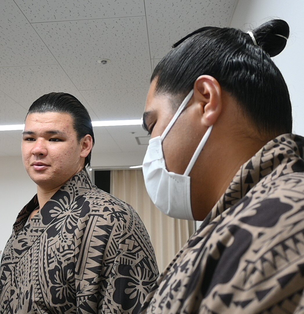 砂田昌宏ライダー（左）は兄弟子の光武蔵の助けを受けながら取材に応じる