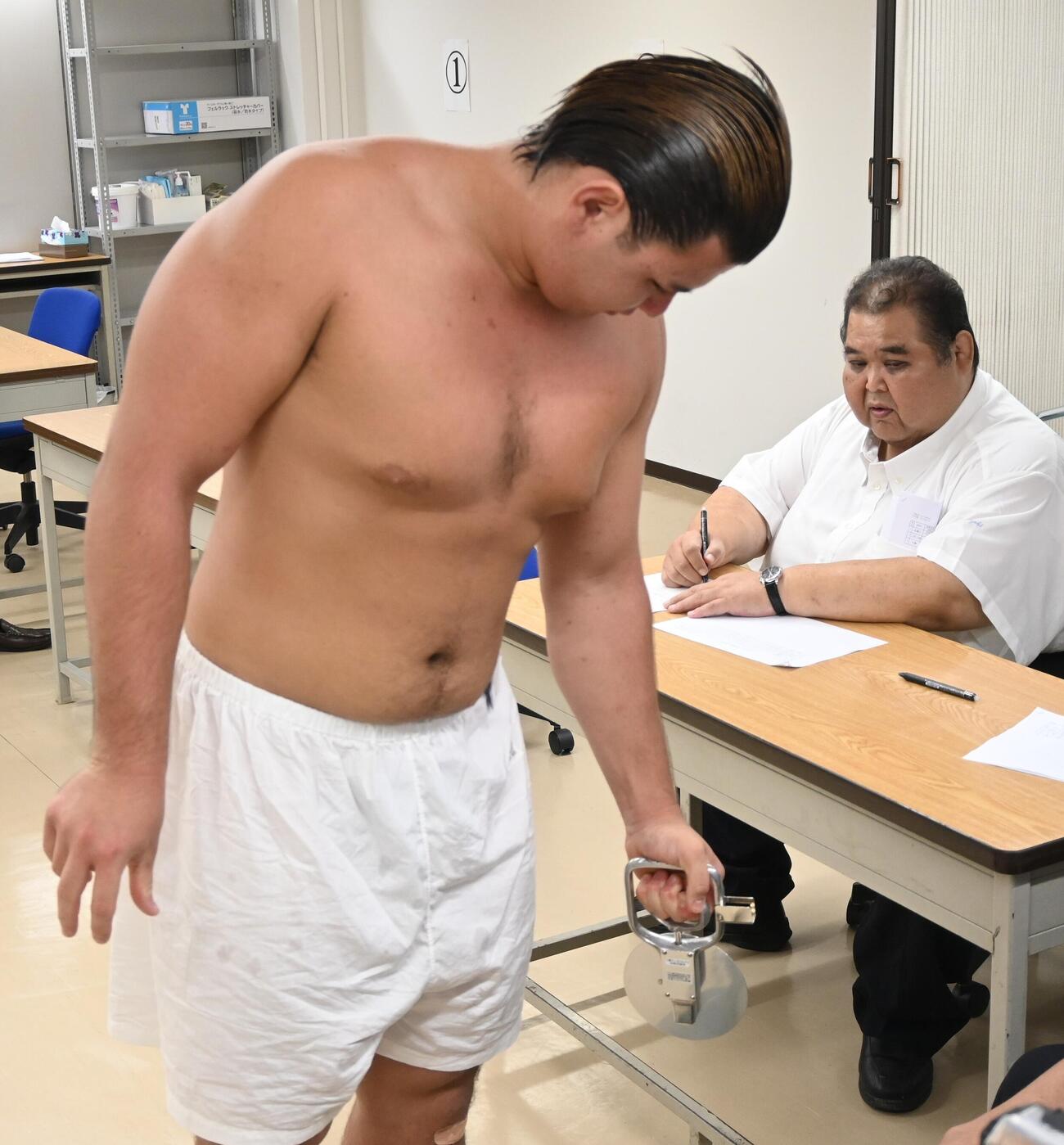 新弟子検査で握力測定する砂田昌宏ライダー