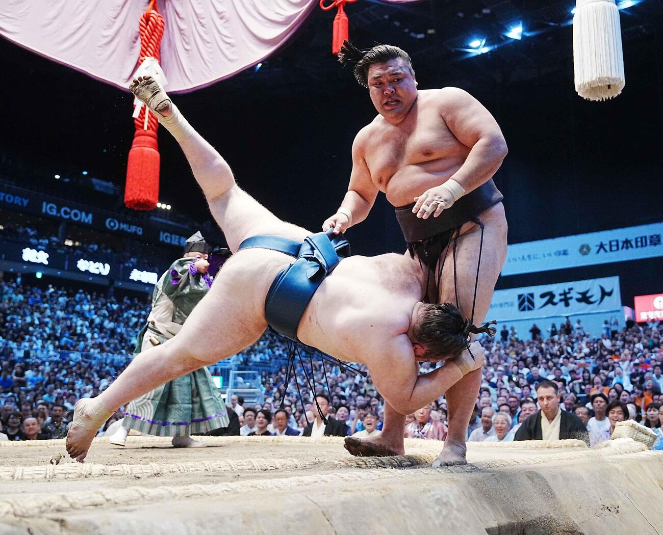 名古屋場所　優勝決定戦で霧島（右）を破る＝7月25日
