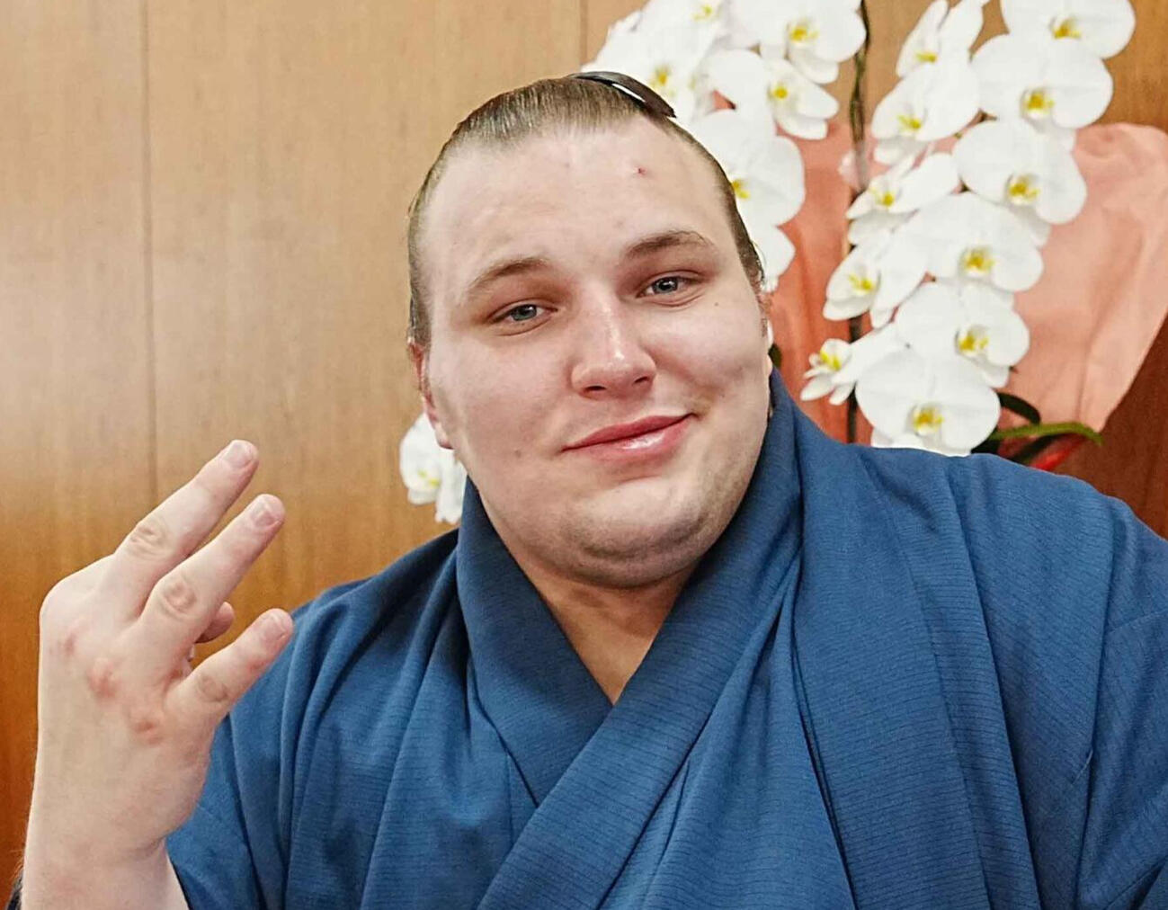 名古屋場所優勝一夜明け会見で優勝回数「3」のポーズを決める安青錦（2026年7月撮影）