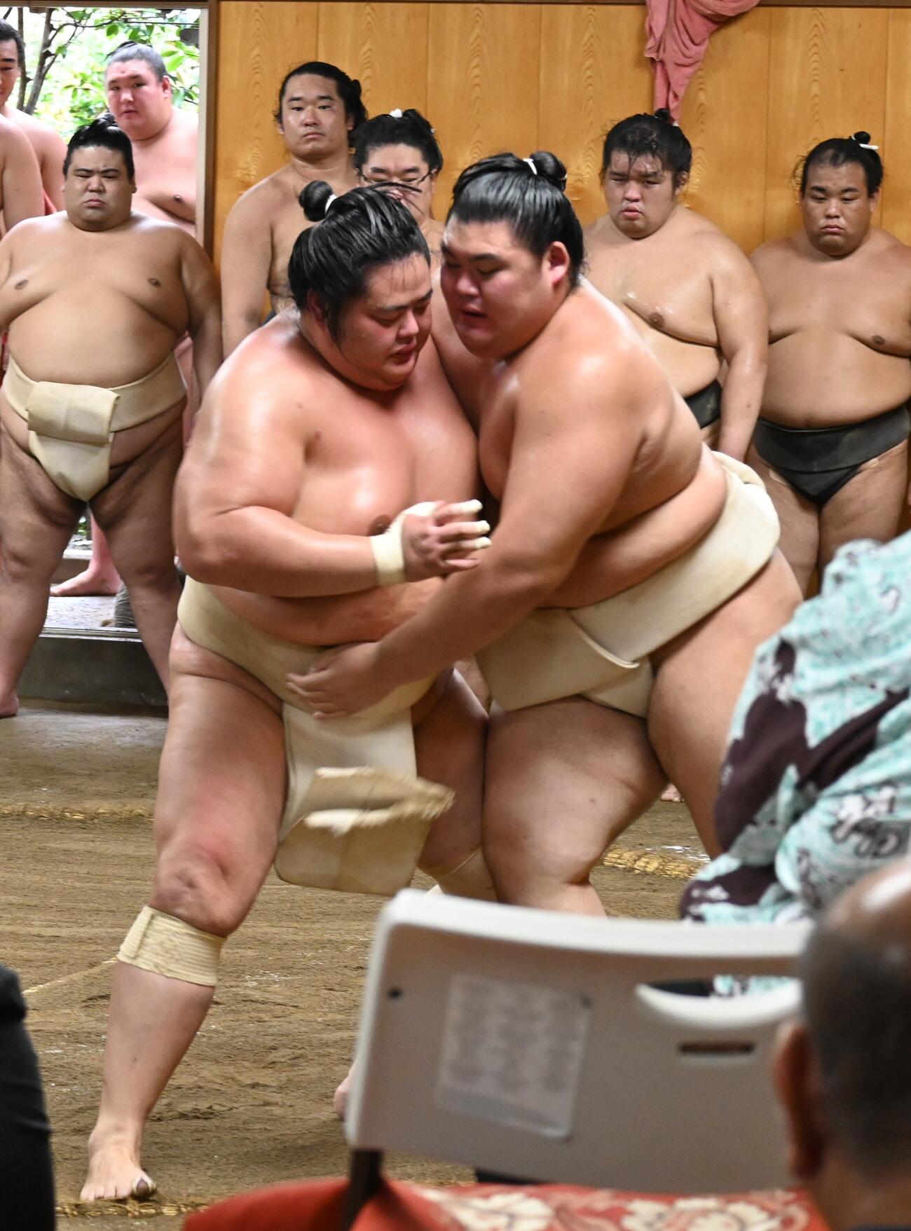 琴桜（左）との三番稽古に臨む大の里