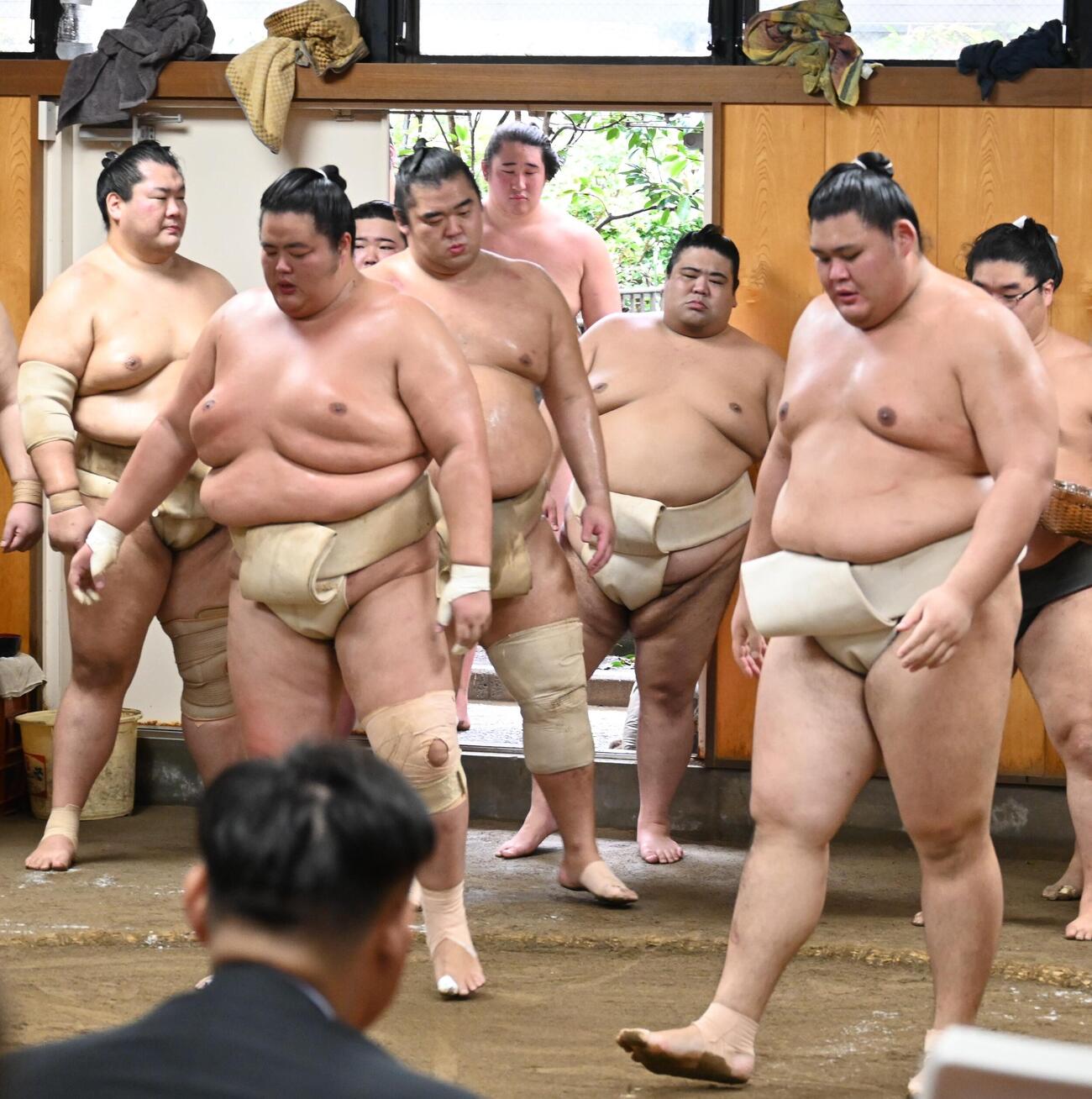 琴桜（左）との三番稽古に臨む大の里