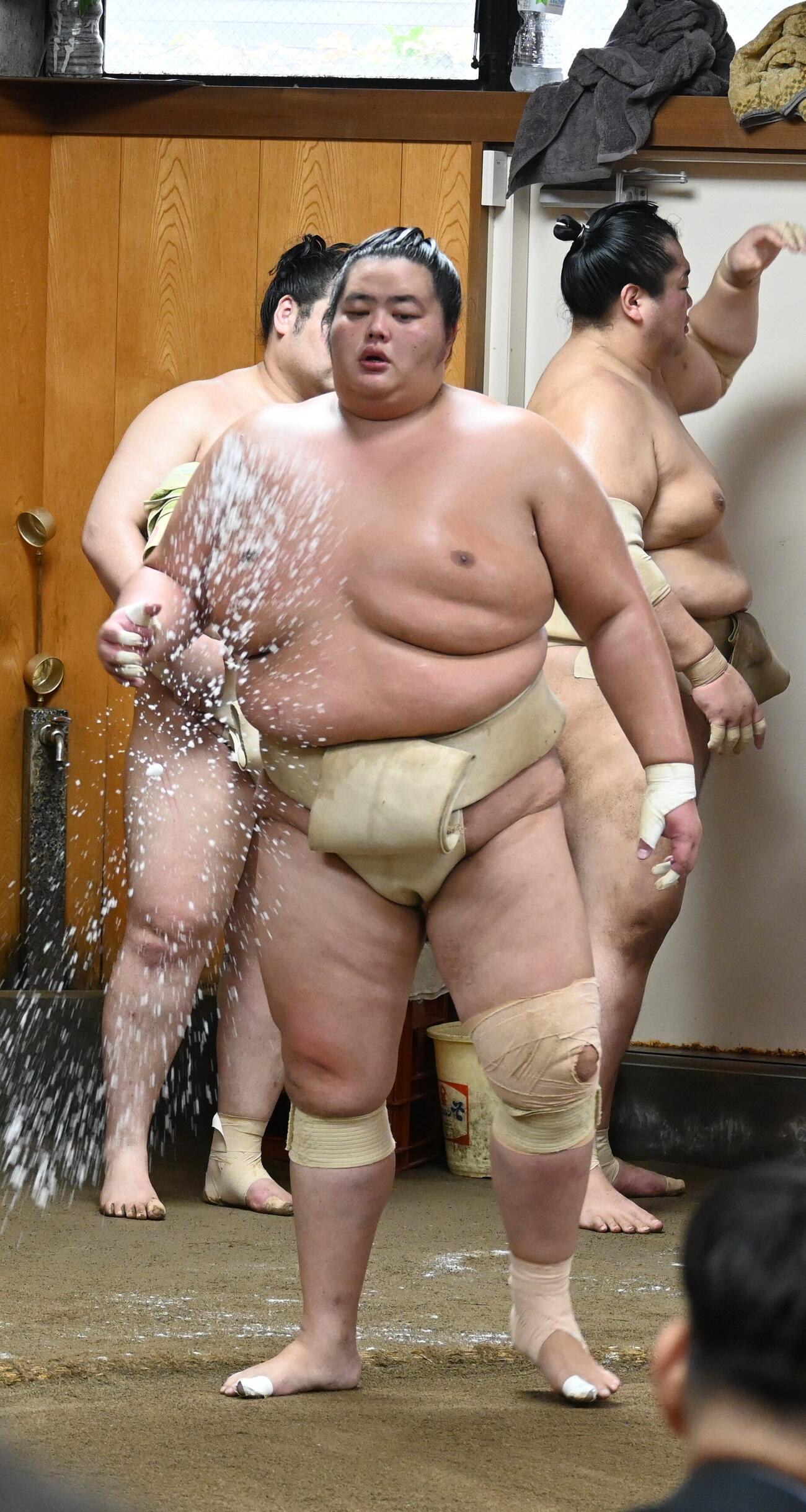 大の里との三番稽古に臨む琴桜