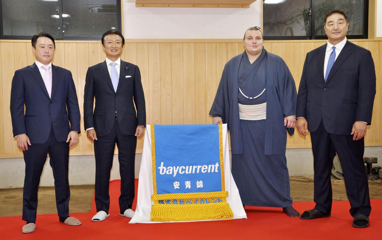 化粧まわしの贈呈式で写真に納まる安青錦（右から2人目）と安治川親方（右端）ら(共同)
