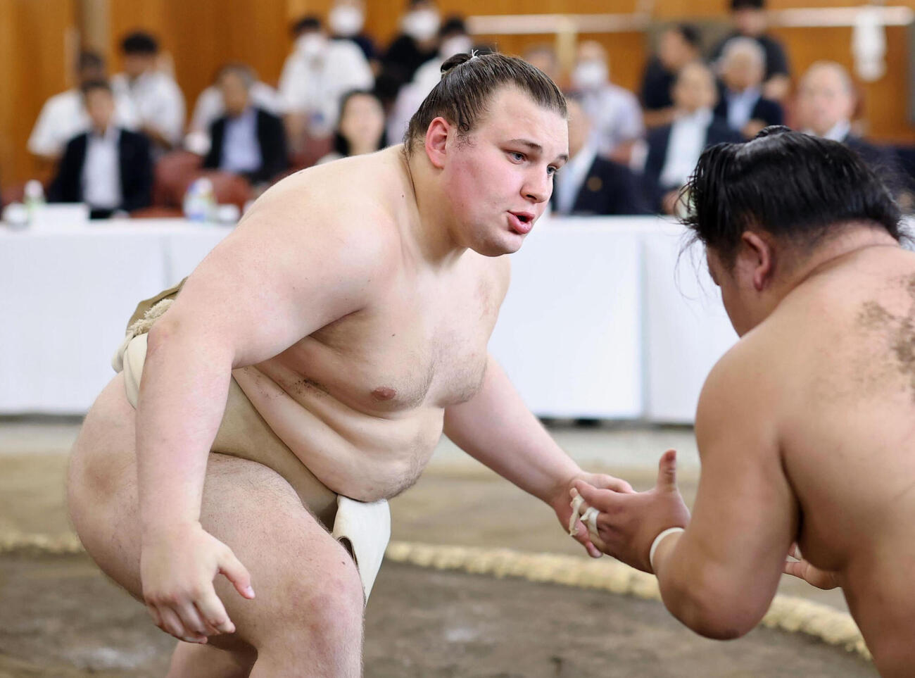 稽古総見で胸を出す安青錦＝4日、両国国技館(共同)