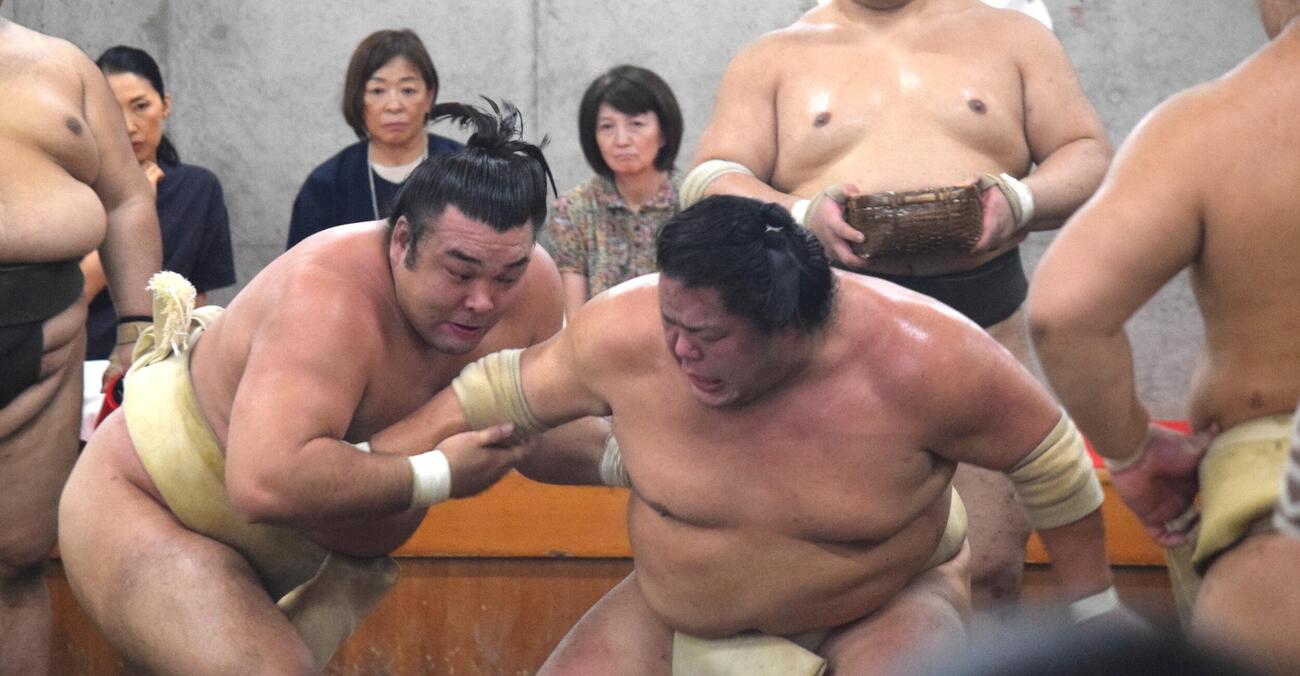 申し合い稽古をする霧島（左）