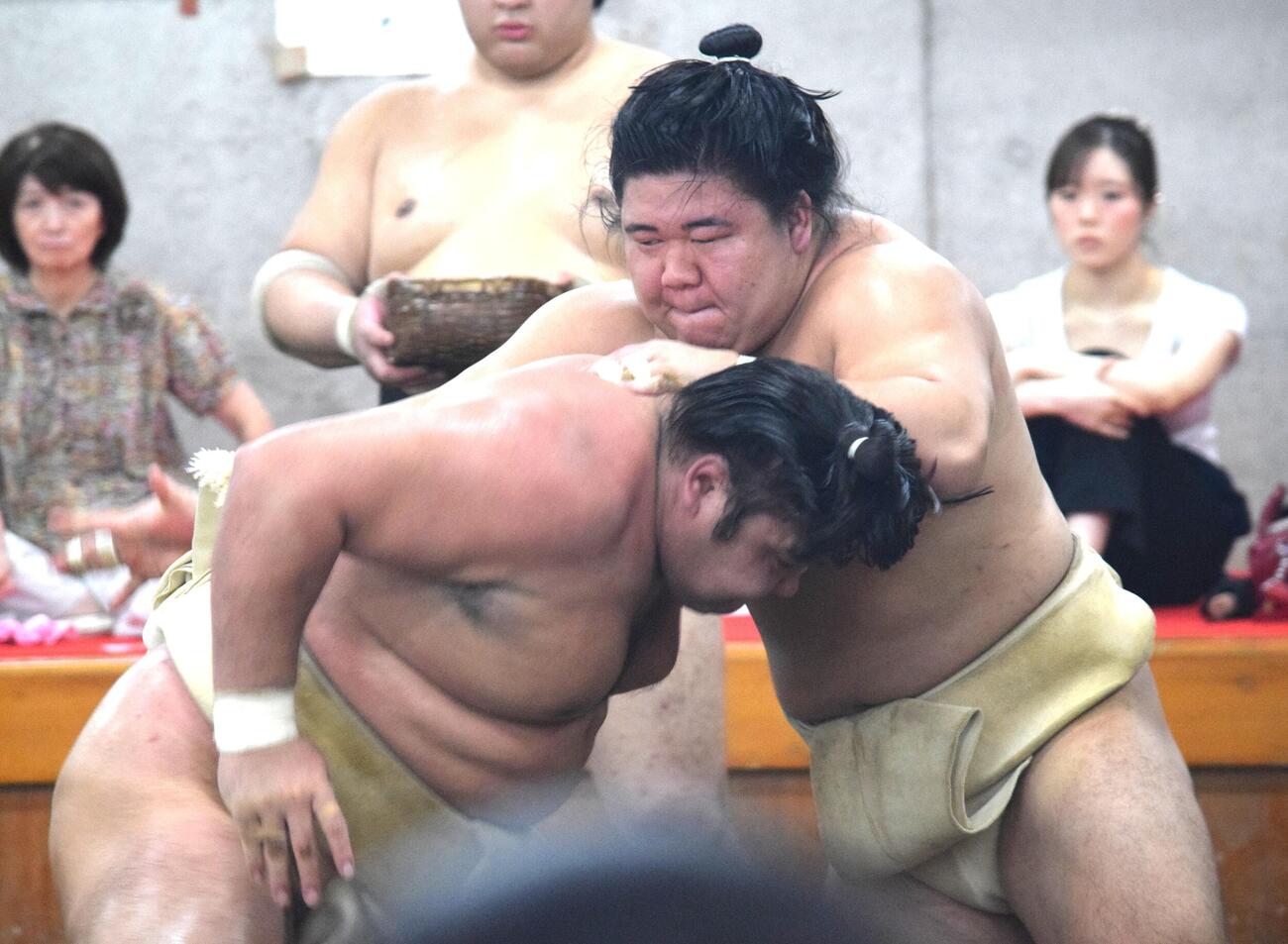 霧島（左）と稽古をする藤ノ川