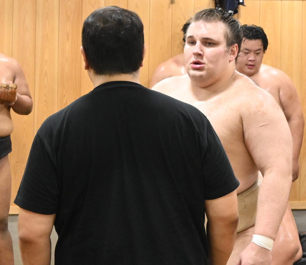 安青錦（右）は稽古中に安治川親方と会話する