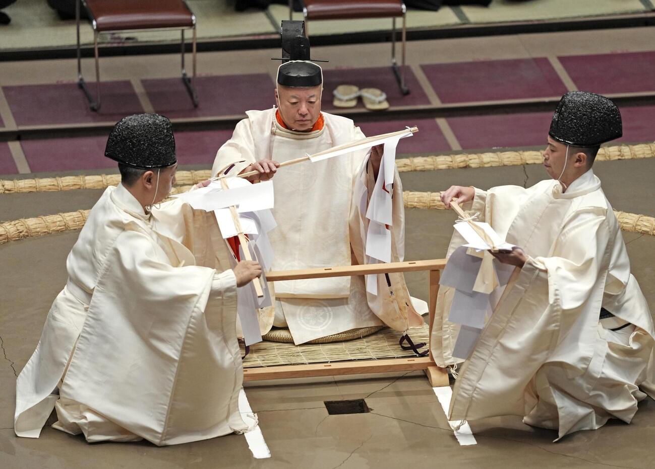 大相撲秋場所の土俵祭りで祭主を務める立行司の第39代木村庄之助（中央）＝12日、両国国技館（共同）
