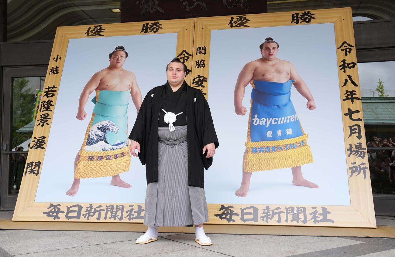 優勝額贈呈式に臨む名古屋場所優勝の安青錦（撮影・小沢裕）