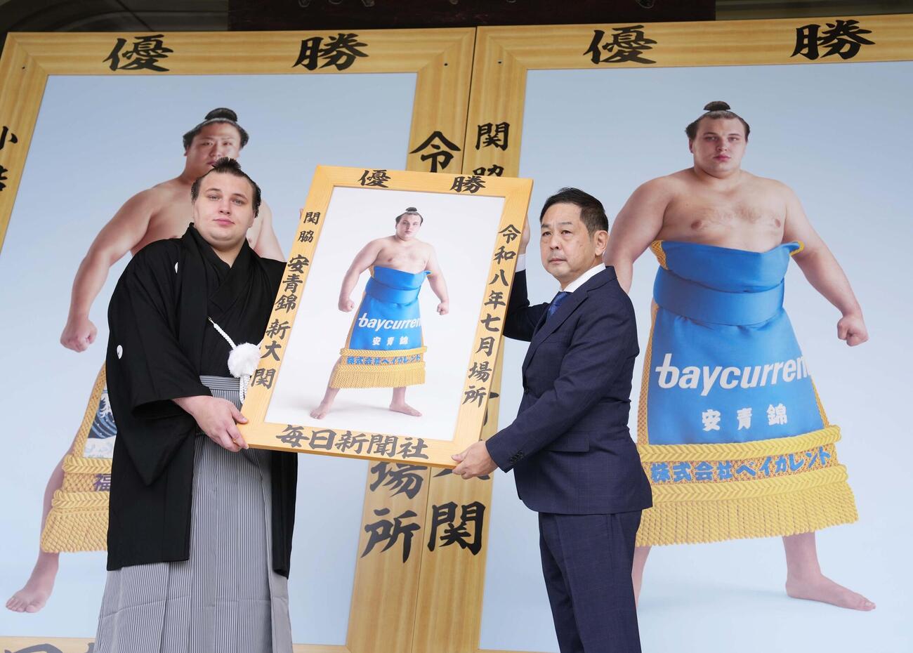 優勝額贈呈式に臨む名古屋場所優勝の安青錦（左）（撮影・小沢裕）