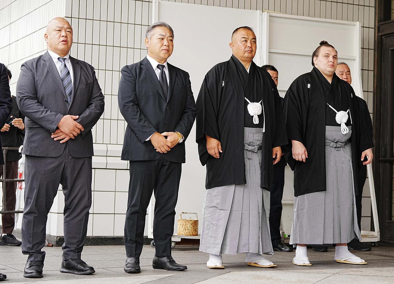 大相撲秋場所の優勝額贈呈式に臨む日本相撲協会の幹部の、左から藤島審判部長、九重審判部副部長、夏場所で優勝した若隆景の師匠の荒汐親方、名古屋場所優勝の安青錦（撮影・小沢裕）
