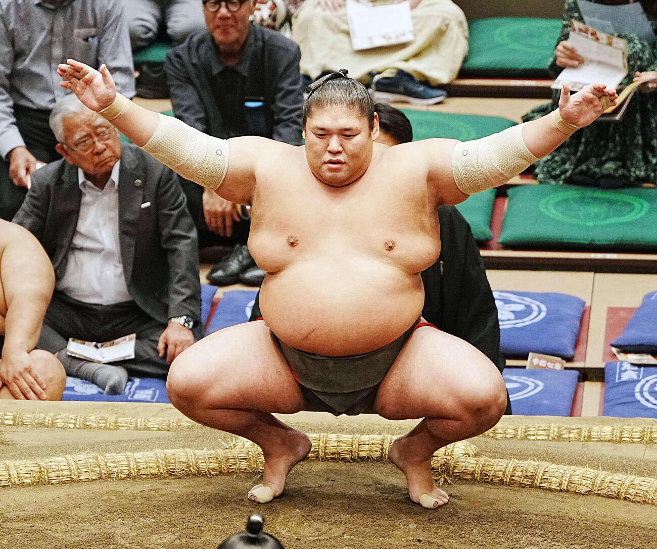 塵手水（ちりちょうず）を切る将豊竜（2025年9月26日撮影）