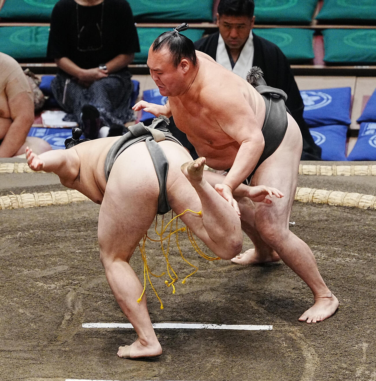 大天狗（左）をはたき込みで破る磐受（撮影・小沢裕）