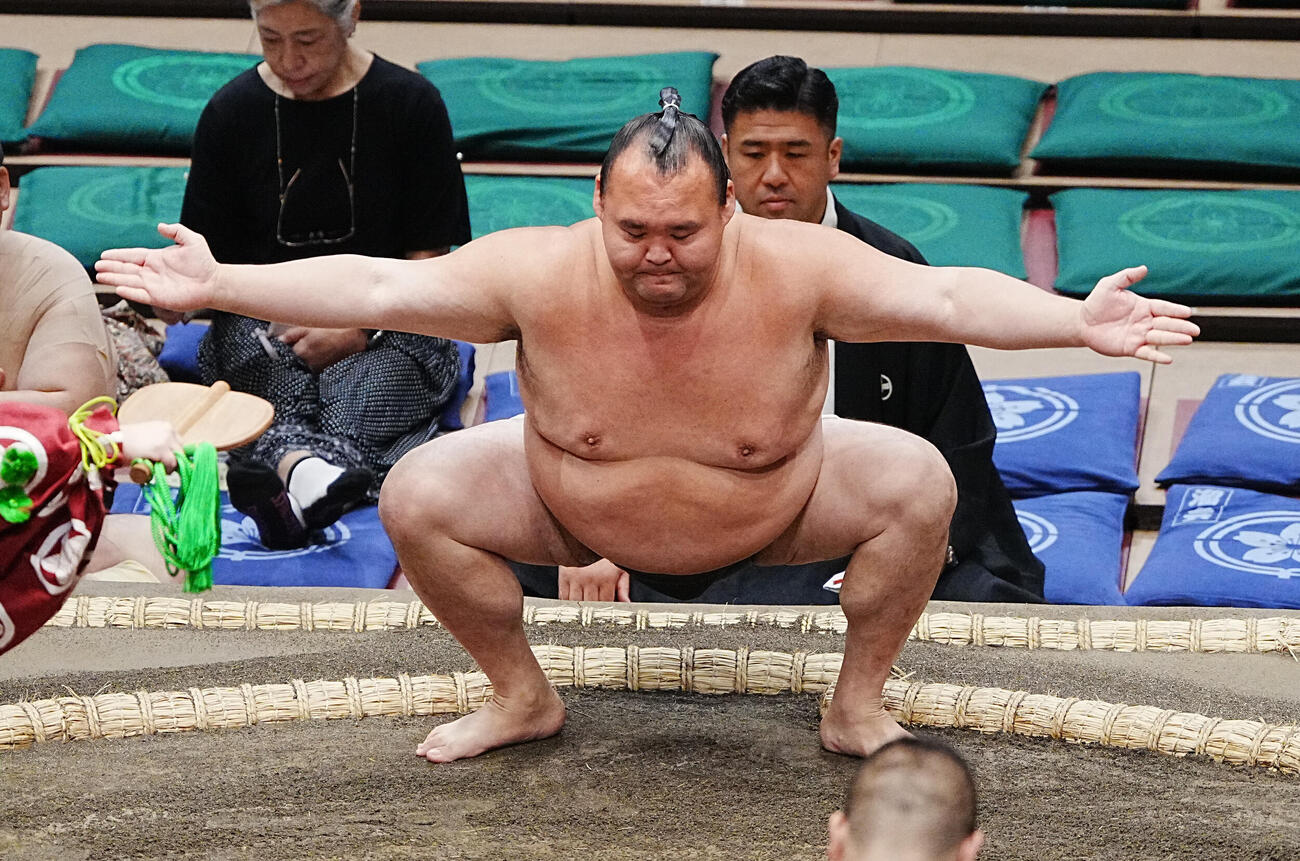 塵手水（ちりちょうず）を切る磐受（撮影・小沢裕）