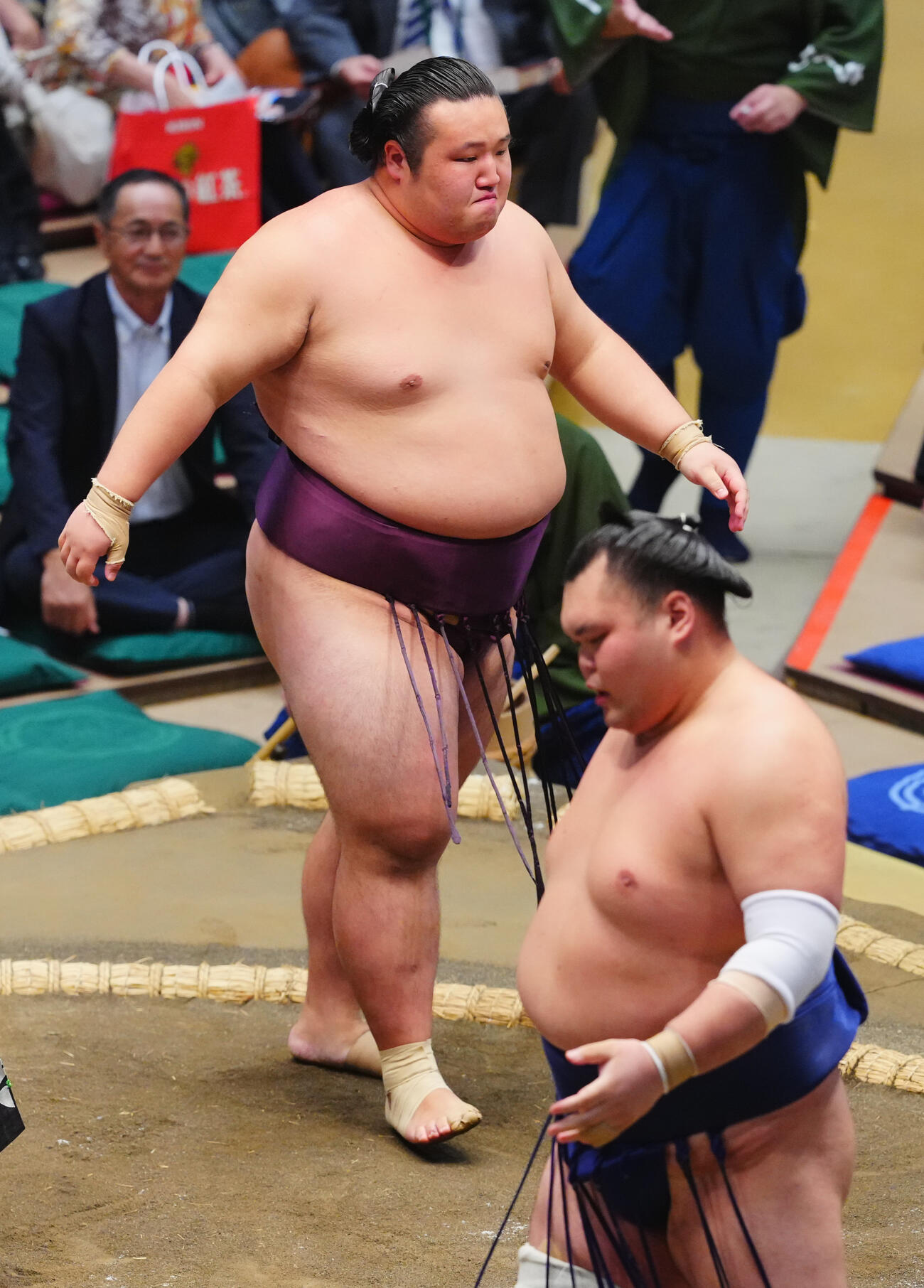 栃大海（手前）を押し出しで下す時不動（撮影・垰建太）