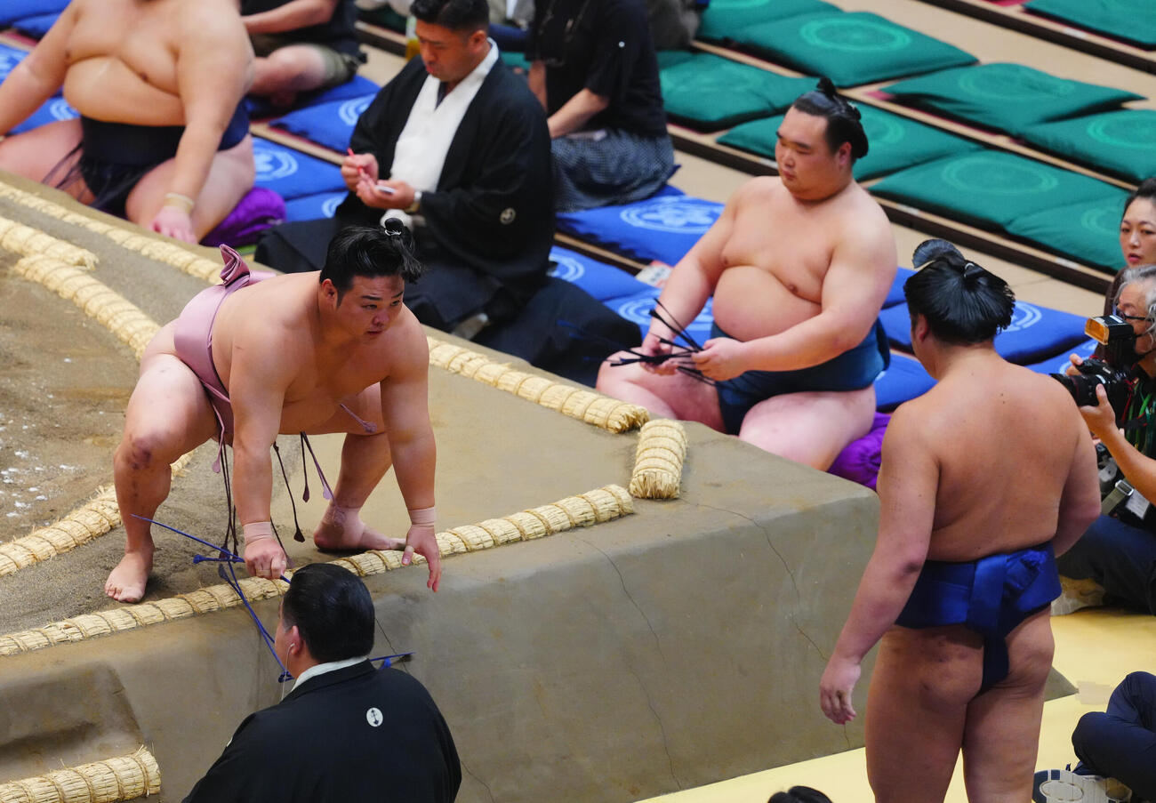 羽出山（右）を押し出しで破る炎鵬（撮影・垰建太）