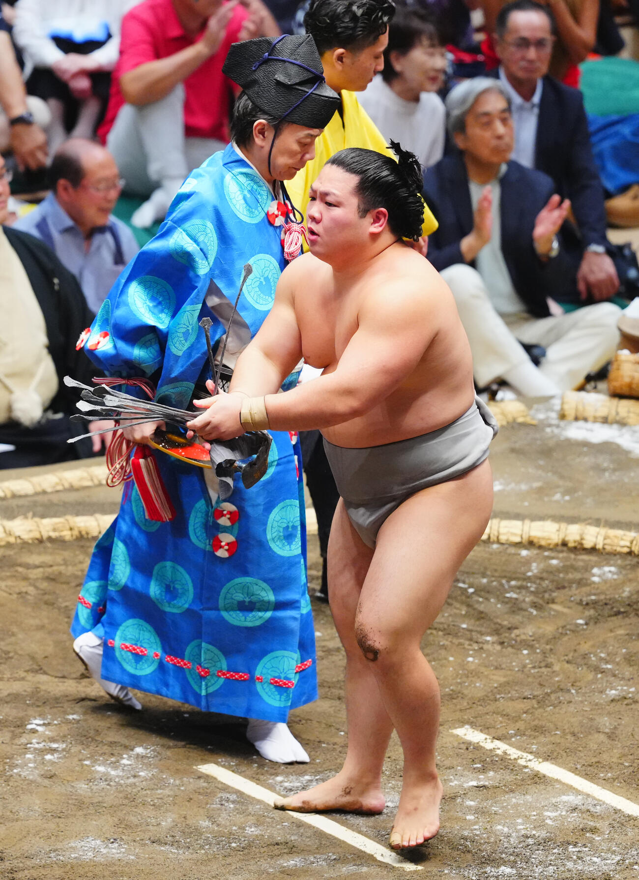 千代翔馬を寄り切りで破った朝翠龍（撮影・垰建太）