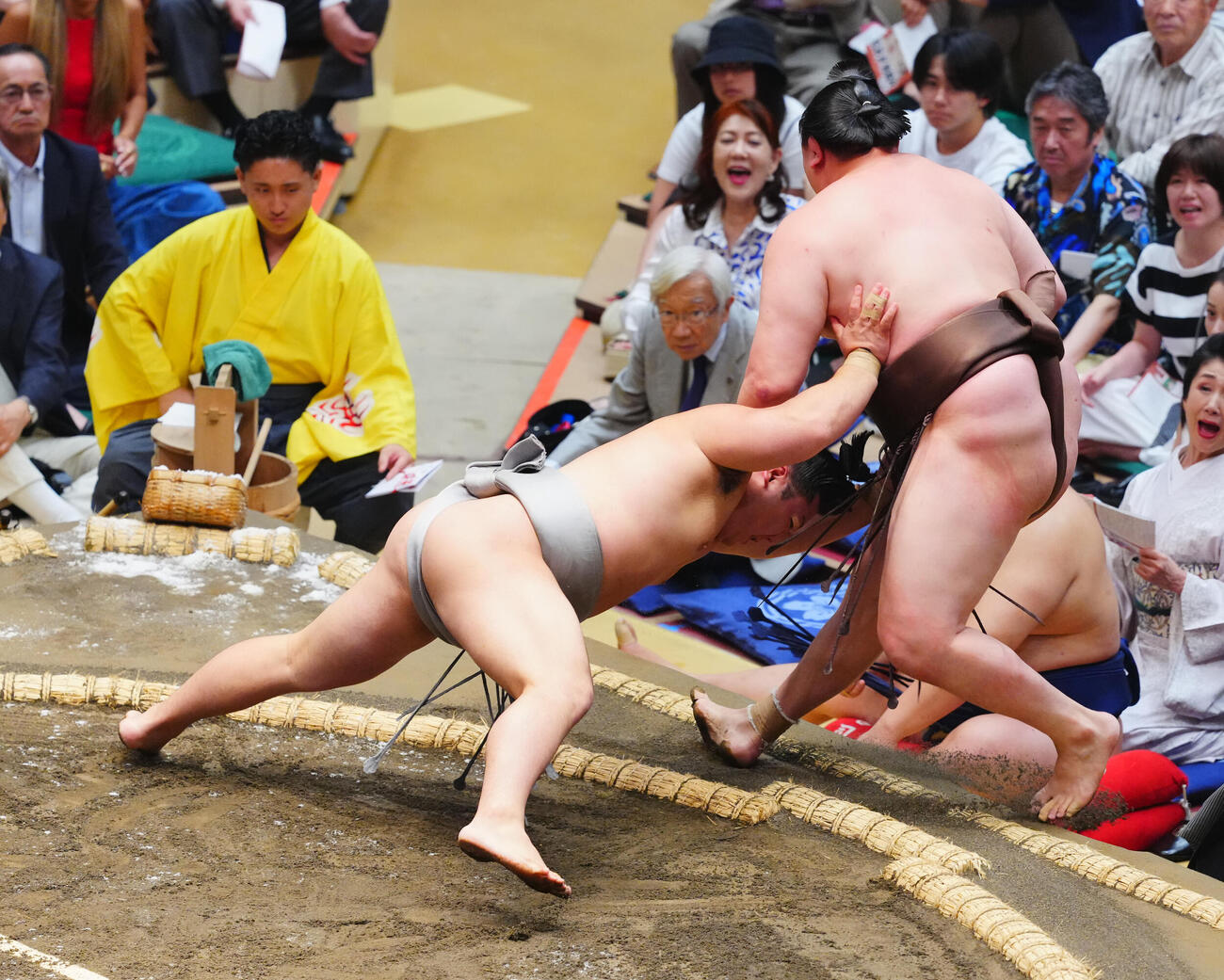 朝翠龍（左）は寄り切りで千代翔馬を破る（撮影・垰建太）