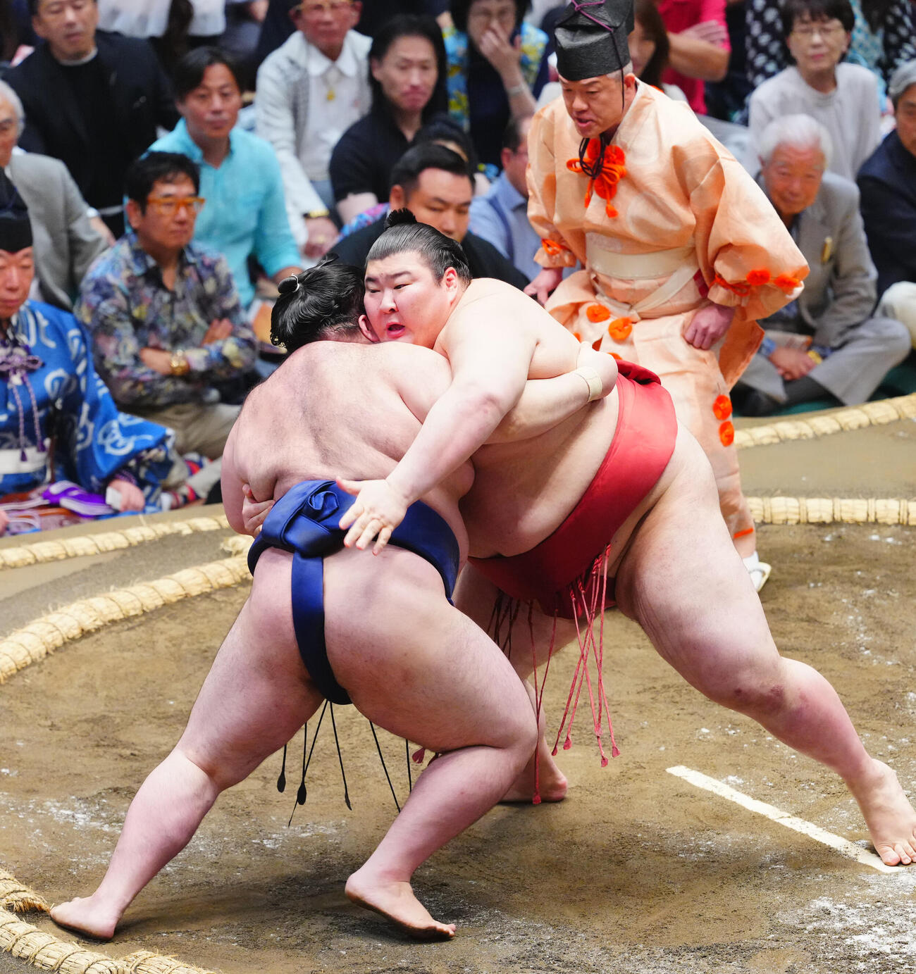 豪丿山（左）を攻める熱海富士（撮影・垰建太）